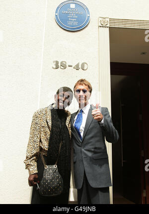 Robin Gibb, star des Bee Gees, et Madeline Bell (l'une des anciennes chanteuses de Dusty) assistaient au dévoilement d'une plaque bleue de la Heritage Foundation dans une ancienne maison de Dusty Springfield, au 38-40 Aubrey Walk à Kensington, Londres. Banque D'Images