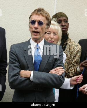 (De gauche à droite) Robin Gibb avec Pat Rhodes (ancienne secrétaire de Dusty) et Madeline Bell (l'une des anciennes chanteuses de Dusty) participant au dévoilement d'une plaque bleue de la Heritage Foundation dans une ancienne maison de Dusty Springfield, au 38-40 Aubrey Walk à Kensington, Londres. Banque D'Images