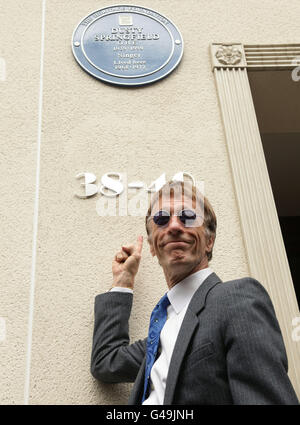 Robin Gibb, star des Bee Gees, assistant au dévoilement d'une plaque bleue de la Heritage Foundation dans une ancienne maison de Dusty Springfield, au 38-40 Aubrey Walk à Kensington, Londres. Banque D'Images