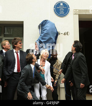 (De la 2e à gauche) Mike Read, Robin Gibb, David Kid Jensen (partiellement obscurci), Pat Rhodes (ancien secrétaire de Dusty) et Madeline Bell (l'un des anciens chanteurs de Dusty) assistant au dévoilement d'une plaque bleue de la Heritage Foundation dans une ancienne maison de Dusty Springfield, au 38-40 Aubrey Walk à Kensington, Londres. Banque D'Images