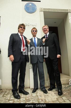 (De gauche à droite) Mike Read, Robin Gibb et David Kid Jensen participant au dévoilement d'une plaque bleue Heritage Foundation dans une ancienne maison de Dusty Springfield, au 38-40 Aubrey Walk à Kensington, Londres. Banque D'Images