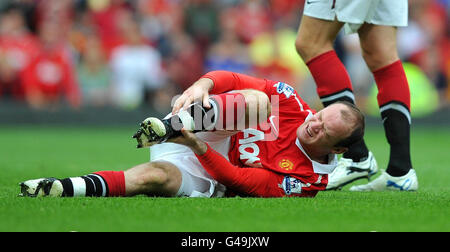 Wayne Rooney de Manchester United tient sa cheville lors du match de la Barclays Premier League à Old Trafford, Manchester. Banque D'Images