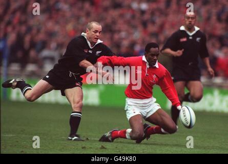 Nigel Walker au pays de Galles et Christian Cullen en Nouvelle-Zélande en action lors de l'affrontement de l'Union de rugby d'aujourd'hui (samedi) à Wembley. PHOTO DE TOM HEVEZI Banque D'Images