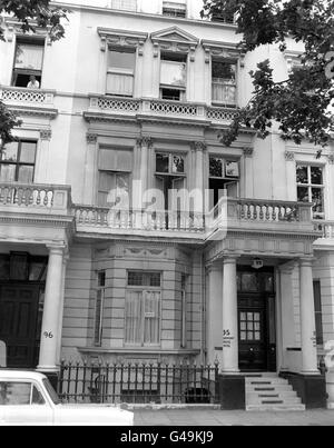 Vue sur la chambre du deuxième étage de l'hôtel Claremont House, Queen's Gate Kensington, où la police a arrêté un homme en relation avec le meurtre du détective Raymond Purdy.Une trentaine d'officiers ont entouré l'hôtel et environ vingt minutes plus tard ont fait sortir un homme couvert d'une fiche de terre cycliste.Il a été conduit au poste de police de Chelsea.Le directeur de l'hôtel, M. Thomas Harding, a déclaré que l'homme était arrivé trois semaines plus tôt.Guenther Fritz Erwin Podola, originaire d'Allemagne mais vivant au Canada, a été plus tard accusé du meurtre du sergent-détective Raymond Purdy, à Onslow Square South Banque D'Images