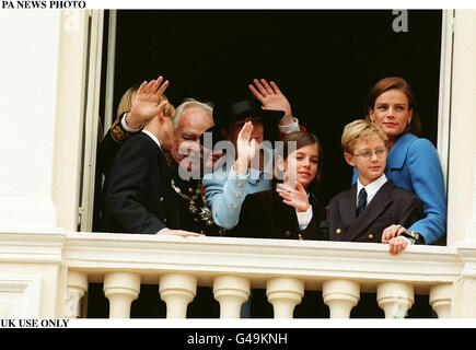 PA NEWS PHOTO : 19/11/97: Royaume-Uni UTILISER SEULEMENT le Prince Rainier avec la princesse Caroline et la princesse Stephanie 19 novembre à Monaco lors des cérémonies de la fête nationale de Monaco. Banque D'Images