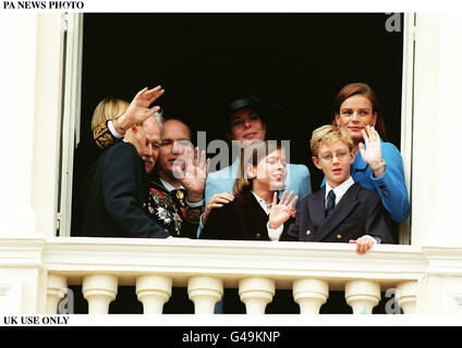 PA NEWS PHOTO : 19/11/97 : N'utilisez que le Prince Rainier, La Princesse Caroline, la Princesse Stéphanie et le Prince Albert 19 Novembre à Monaco Monaco lors des cérémonies de la fête nationale. Banque D'Images