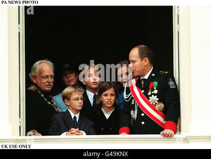 PA NEWS PHOTO : 19/11/97 : N'utilisez que le Prince Rainier, La Princesse Caroline, la Princesse Stéphanie et le Prince Albert 19 Novembre à Monaco Monaco lors des cérémonies de la fête nationale. Banque D'Images