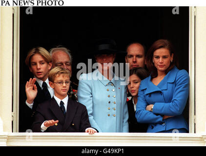 PA NEWS PHOTO/KIPA UK UTILISEZ UNIQUEMENT : 19/11/97 : ( De G à D, adultes) le Prince Rainier, Prince Albert, La Princesse Caroline, la Princesse Stéphanie et Caroline's trois enfants (de G à D, les enfants), Pierre, Andrea et Charlotte, saluer les citoyens de Monaco depuis leur balcon, 19 novembre à Monaco Monaco lors des cérémonies de la fête nationale. Banque D'Images