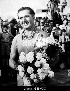 Course automobile Formula One - course internationale de Trophée - Silverstone.Alberto Ascari (Italie) vainqueur d'une Ferrari à une vitesse de 89.53 mph avec le trophée après la course Banque D'Images