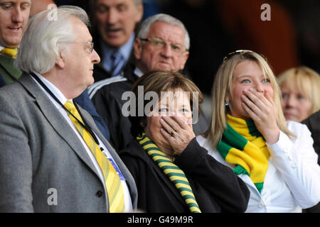 Football - championnat de npower football League - Portsmouth / Norwich City - Fratton Park.Le propriétaire de la ville de Norwich, Delia Smith (au centre), réagit dans les stands Banque D'Images