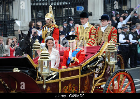 Le prince William et sa mariée Kate quittent l'abbaye de Westminster Londres comme homme et femme après leur mariage Banque D'Images