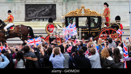 Prince Charles, la duchesse de Cornwall , Carole Middleton et Michael Middleton en route vers Buckingham Palace dans un autocar d'État après le mariage du Prince William et de Kate à l'abbaye de Westminster Banque D'Images