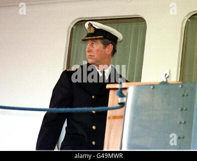 Le Prince de Galles monte à bord du yacht royal Britannia pour la dernière fois à Portsmouth ce matin (jeudi) avant d'être payé cet après-midi. Voir PA Story ROYAL Britannia. Photo de John Stillwell. Banque D'Images