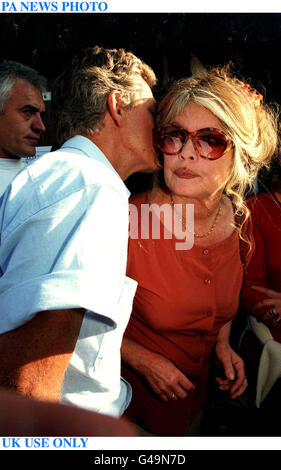 PA NEWS PHOTO 5/10/97 : ROYAUME-UNI UTILISER SEULEMENT BRIGITTE BARDOT ET SON MARI BERNARD DORMALE À SA FONDATION POUR LES ANIMAUX À SAINT AUBIN, FRANCE Banque D'Images