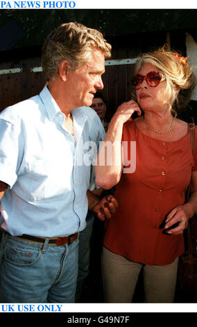 PA NEWS PHOTO 5/10/97 : UTILISATION AU Royaume-uni seulement Brigitte Bardot & MARI BERNARD DORMALE À SA FONDATION POUR LES ANIMAUX À SAINT AUBIN, FRANCE Banque D'Images