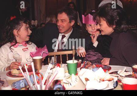 Le Premier ministre Tony Blair et son épouse Cherie discutant avec deux jeunes invités lors d'une fête de Noël spéciale qui s'est tenue ce soir à Downing Street (jeudi) pour des enfants d'origines défavorisées. Les enfants, âgés de cinq à 11 ans, provenaient de foyers de tout le pays gérés par l'organisme de bienfaisance action pour les enfants des foyers nationaux pour enfants. Voir PA Story POLITICS Party. Photo de WPA Rota par Fiona Hanson/PA Banque D'Images