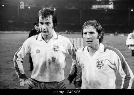 ALAN HUDSON APRÈS LES DÉBUTS TRIOMPHANTS DU FOOTBALL INTERNATIONAL DE CE SOIR AU STADE WEMBLEY DANS LE MATCH ANGLETERRE CONTRE ALLEMAGNE DE L'OUEST QUE L'ANGLETERRE A GAGNÉ 2-0.AVEC LUI, LE CAPITAINE ALAN BALL, QUI AVAIT DONNÉ UN DRESSING À HUDSON.HUDSON AVAIT MONTRÉ TOUTE L'ARROGANCE QUE LE MANAGER DON REVIE AVAIT APPELÉ AVANT LE JEU, MAIS TOUTE ANIMOSITÉ ENTRE HUDSON ET ALAN BALL S'EST ÉVAPORÉE À LA FIN DANS UNE POIGNÉE DE MAIN. Banque D'Images