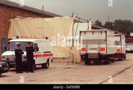 PA NEWS PHOTO 23/9/96 DES POLICIERS SE TIENNENT À L'EXTÉRIEUR D'UNE UNITÉ DE STOCKAGE À HORNSLEY VALE À LONDRES APRÈS QU'ELLE AIT ÉTÉ RAILLÉE À L'AUBE PAR DES AGENTS ANTI-TERRORISTES, LES SAISIES COMPRENANT UNE ÉNORME DIZAINE DE TONNES D'EXPLOSIFS, D'ARMES À FEU ET D'AUTRES ÉQUIPEMENTS DE FABRICATION DE BOMBES Banque D'Images