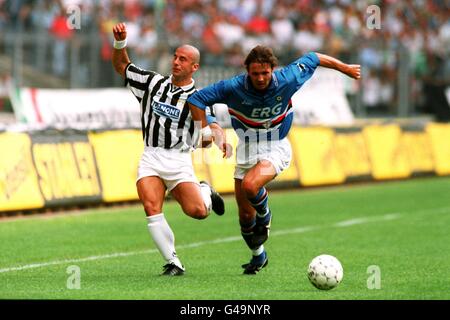 FOOTBALL ITALIEN.G-D: GIANLUCA VIALLI, JUVENTUS.MORENO MANINI, SAMPDORIA Banque D'Images