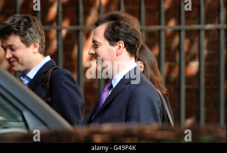 Le chancelier de l’Échiquier George Osborne quitte Downing Street après une rencontre avec le Premier ministre David Cameron. Banque D'Images