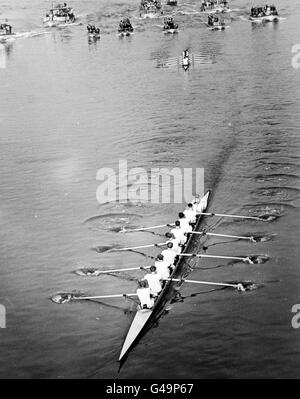 Aviron - la 111e course de bateaux - Université d'Oxford / Université de Cambridge.Oxford bien en tête de file à l'approche du pont Barnes Banque D'Images