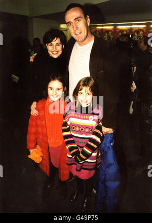 Acteur JOE MCGANN AVEC ACTRICE PARTENAIRE JULIE GRAHAM ET LES ENFANTS ET L'NANCYAT LOTTE CELEBRITY GALA PREMIÈRE DE Wallace et Gromit un 'grand soir' AU PEACOCK THEATRE SADLER'S WELLS À LONDRES Banque D'Images