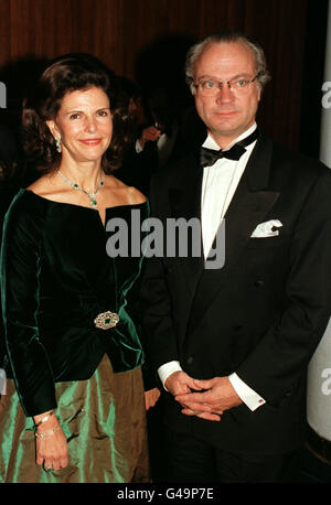 LE ROI CARL XVI GUSTAV ET LA REINE SILVIA DE SUÈDE ASSISTENT AU CONCERT DE GALA ROYAL, AU ROYAL FESTIVAL HALL, À L'OCCASION DU 50E ANNIVERSAIRE DE MARIAGE DE LA REINE ET DU DUC D'ÉDIMBOURG. Banque D'Images