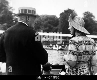 Aviron - régate royale de Henley - 1949.Les visiteurs portent des chapeaux de paille à la régate royale de Henley. Banque D'Images