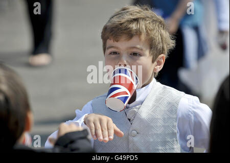 Oliver Poole, sept ans, à l'école primaire Bucklebury Church of England Primary School, fête de mariage royale dans le terrain de jeu de l'école. Banque D'Images