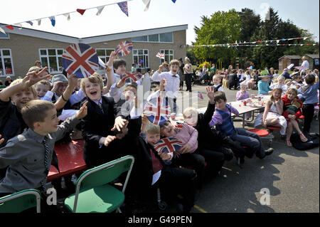 Les élèves de l'école primaire de l'église Bucklebury d'Angleterre se sont mariés dans le terrain de jeu de l'école. Banque D'Images