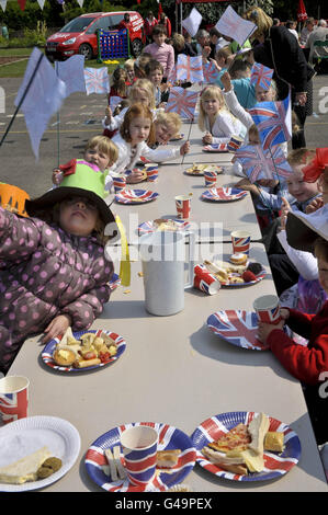 Les élèves de l'école primaire de l'église Bucklebury d'Angleterre se sont mariés dans le terrain de jeu de l'école. Banque D'Images