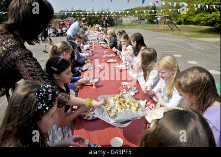 Des petits pains à la saucisse sont servis à l'école primaire Bucklebury Church of England Primary School Royal mariage Party dans le terrain de jeu de l'école. Banque D'Images