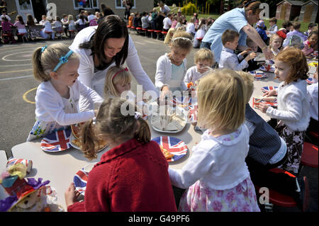 Les enfants de l'école primaire Bucklebury Church of England font la fête royale dans le terrain de jeu de l'école. Banque D'Images