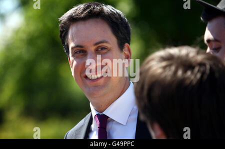 Le leader travailliste Ed Miliband s’entretient avec ses partisans lors d’une visite électorale à Kirkby, à Ashfield, dans le Nottinghamshire. Banque D'Images