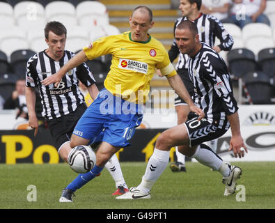 Alexander Neil de Hamilton en compagnie de Paul McGowan de St Mirren (à gauche) et Michael Higdon (à droite) lors du match de la première ligue écossaise de la banque Clydesdale à St Mirren Park, à Paisley. Banque D'Images