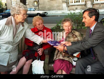 Le député de John Redwood, président de la Chambre de commerce, offre aujourd'hui à Westminster (jeudi) le chocolat au lait Cadbury's Dairy à trois dames qui passent. M. Redwood avait précédemment publié une déclaration dans laquelle il a appelé la décision prise par le Parlement européen de forcer la Grande-Bretagne et l'Irlande à changer le nom du chocolat au lait "ridicule", en disant que c'était "la bureaucratie est devenue folle". Les producteurs anglo-irlandais devront maintenant étiqueter leur chocolat « contient des graisses végétales autres que le beurre de cacao » à l'avant de la barre. Voir PA Story eu Chocolate. Photo de Sean Dempsey/PA Banque D'Images