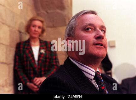 Christine Hamilton se tient derrière son mari, l'ancien député conservateur de Tatton, Neil Hamilton, lorsqu'il s'adresse à la presse lors d'une conférence de presse tenue aujourd'hui à Westminster (mardi).M. Hamilton a appelé la conférence à faire de nouvelles allégations selon lesquelles son principal accusateur de l'affaire de l'argent contre les questions, Mohammed Al Fayed, avait fait des allégations contre lui à cause d'une vendatta contre le gouvernement.Voir PA Story POLITICS Hamilton.Photo de David Cheskin/PA Banque D'Images