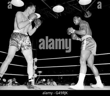 Action lors de la rencontre de poids lourd entre l'américain Cassius Clay et le champion britannique Henry Cooper, à la Wembley Arena. Banque D'Images