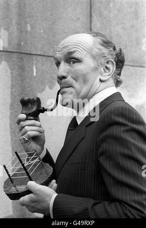 À l'hôtel Savoy de Londres, Henry Cooper, ancien champion britannique de boxe Heavyweight après avoir été élu le 20e Pipeman annuel de l'année, tenant une réplique de l'anneau de boxe et un tuyau sculpté comme un gant de boxe. Banque D'Images