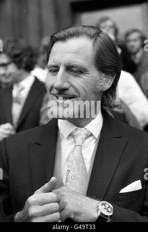 Graham Hill, légende de la Formule 1 britannique, assiste au mariage d'un autre chauffeur britannique James Hunt. Chassez-vous pour modéliser Suzy Miller à Brompton Oratoire, Londres Banque D'Images