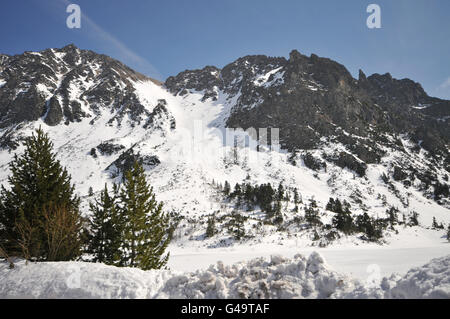 Hautes Tatras à Popradske pleso Lake au début d'avril. Banque D'Images