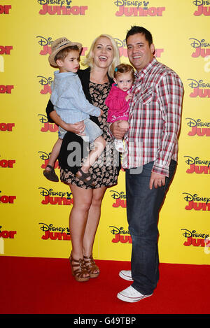 Claire Richards avec son mari Reece Hill et leurs enfants Charlie (à gauche) et Daisy (deuxième à droite) arrivent à la fête de lancement de la nouvelle chaîne de télévision Disney Junior au Musée de l'enfance, Londres. Banque D'Images