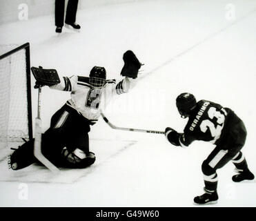 Hockey sur glace - Jeux Olympiques d'hiver de Sarajevo - Groupe A - URSS v Pologne Banque D'Images