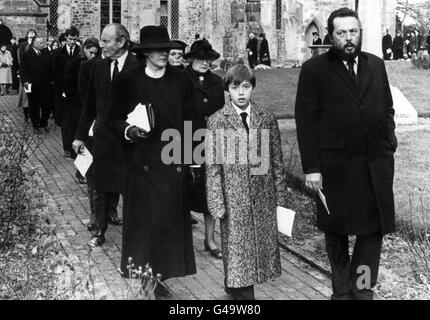 PA NEWS PHOTO 5/1/87 Lord Macmillan, LE NOUVEAU COMTE DE STOCKTON, avec son épouse, fils aîné et héritier DANIEL (12 ans) À ST. HORSTED KEYNES GILES, église, SUSSEX POUR LES FUNÉRAILLES DE SON GRAND-PÈRE LA FIN PREMIER COMTE ET L'ANCIEN PREMIER MINISTRE CONSERVATEUR Harold Macmillan Banque D'Images