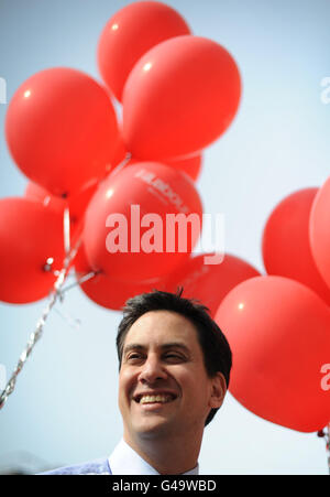 Le leader syndical Ed Miliband rencontre les habitants de Gravesham, dans le Kent, où le Labour a pris le contrôle des Tories dans les sondages. Banque D'Images