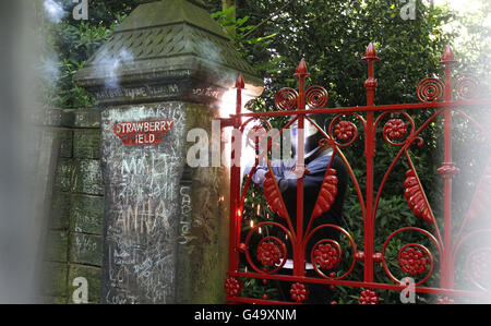 De nouvelles portes de répliques fabriquées à la main sont mises en place au stade Strawberry Field de Liverpool, car les originaux de 100 ans ont été retirés afin d'éviter tout « dommage supplémentaire ». Banque D'Images