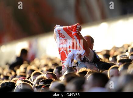 Un fan de la forêt de Nottingham dans les stands tient un drapeau Banque D'Images