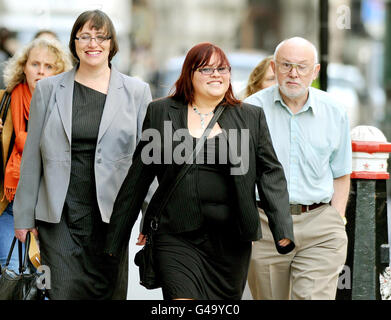 Rachel Cowles (au centre) arrive avec sa mère Diana et son père John au Old Bailey à Londres, où elle doit témoigner dans le procès de Levi Bellfield, accusé du meurtre de Milly Dowler. Banque D'Images