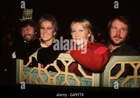 PA NEWS PHOTO 5/11/82: LE GROUPE POP SUÉDOIS 'ABBA' À L'HÔTEL DORCHESTER, LONDRES POUR CÉLÉBRER LEUR DERNIER ALBUM 'THE SINGLES: THE FIRST DIX YEARS' (DE GAUCHE À DROITE) BENNY, ANNI-FRIDA, AGNETHA ET BJORN. Banque D'Images