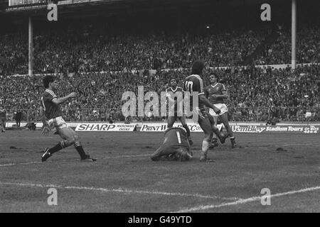 PA NEWS PHOTO 21/5/83 BRIGHTON VS MANCHESTER UNITED À WEMBLEY, LONDRES DANS LA F.A. TASSE FINALE. BRIGHTON A PRESQUE VOLÉ UN BUT DANS LES DERNIÈRES MINUTES DU JEU. GORDON SMITH, NUMÉRO 10 DE BRIGHTON, EST DÉJOUÉ PAR LE GARDIEN DE BUT DE UNITED, GARY BAILEY. ILS SE RENCONTRENT À NOUVEAU POUR UN REPLAY. Banque D'Images